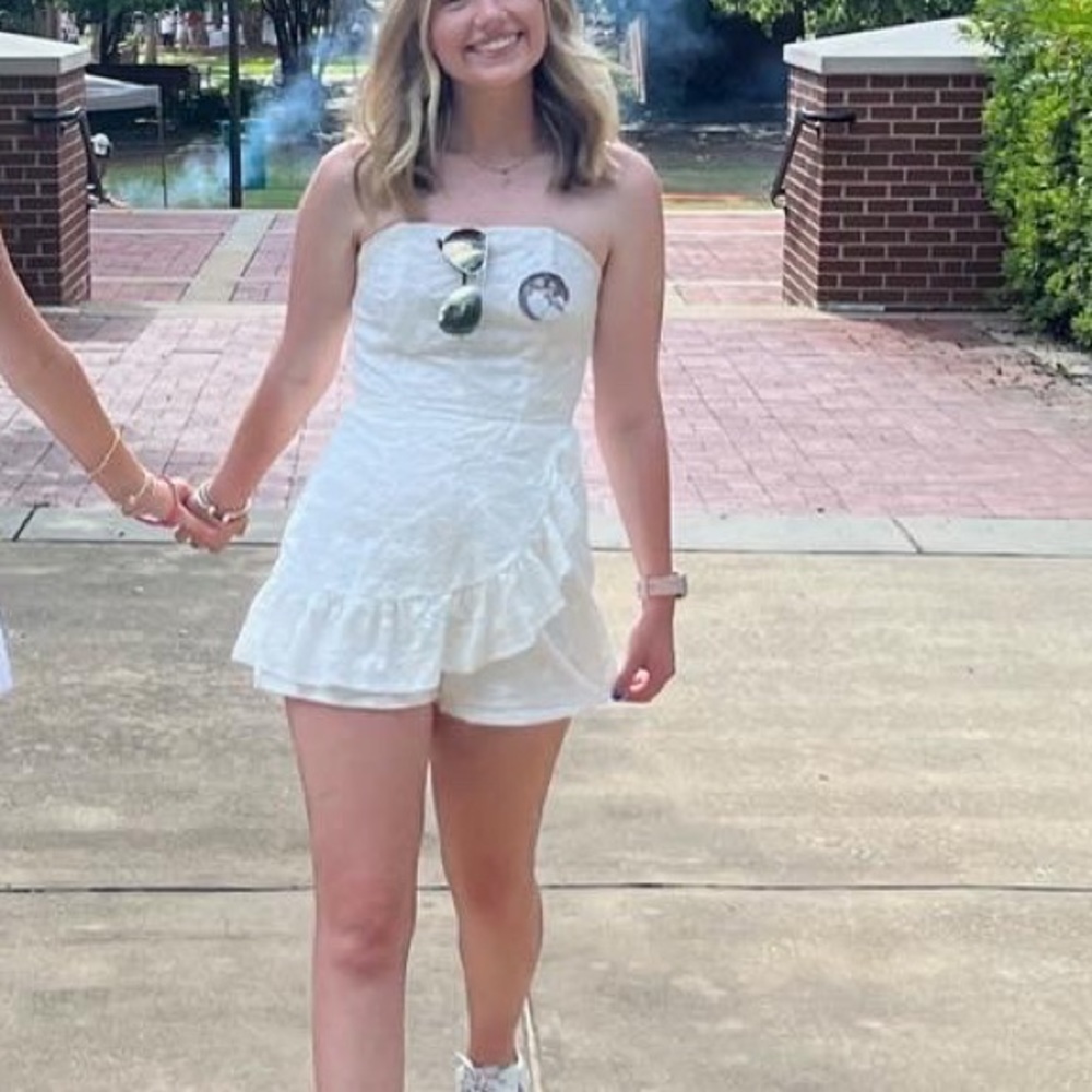 DO+BE white lace ruffled romper